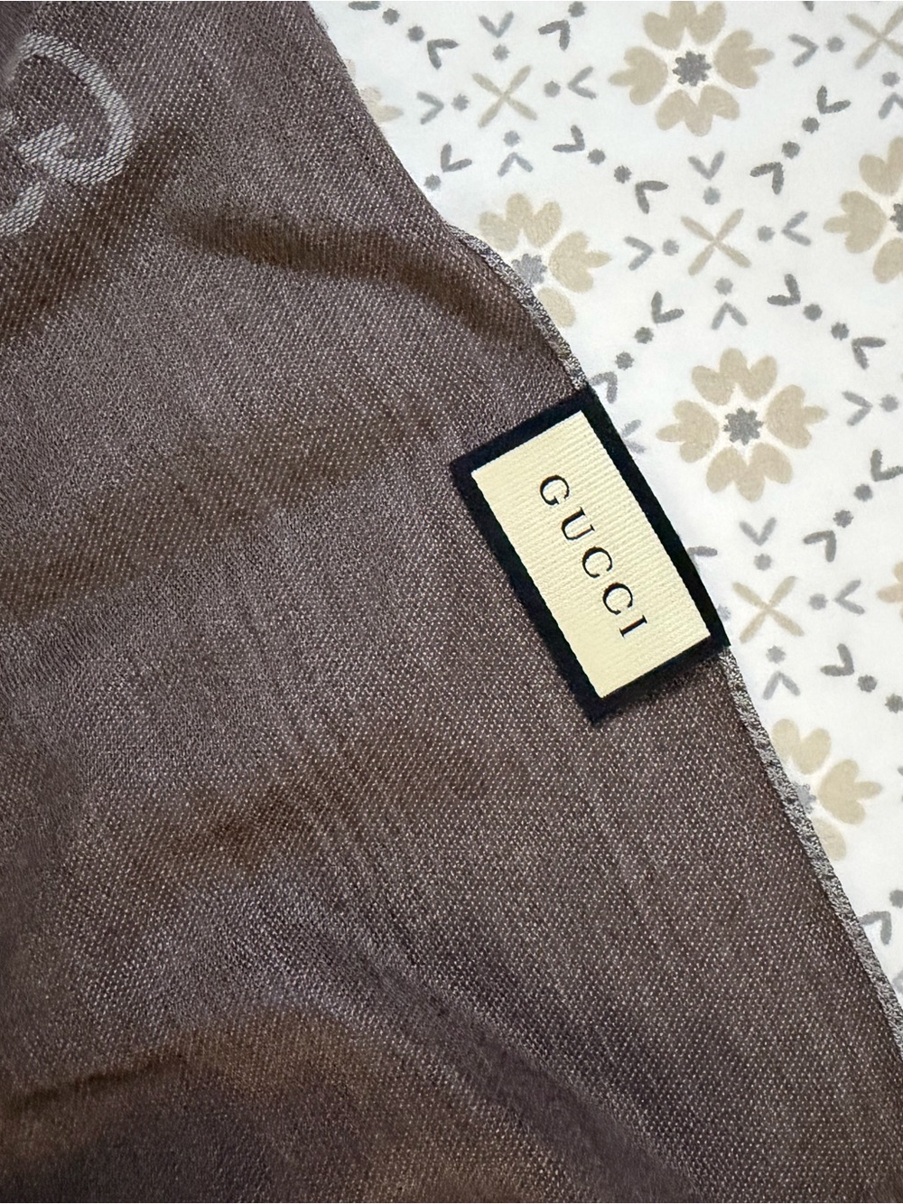 Gucci gray-brown GG monogram scarf with green accent - Picture 4 of 7